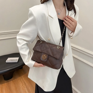 Elegante borsa a tracolla trapuntata marrone con catena per donna stile moderno