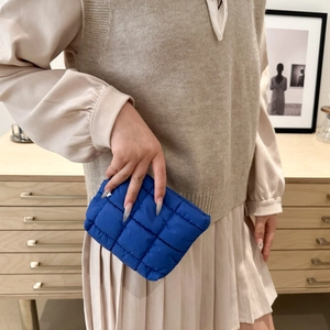 Neceser acolchado azul real vibrante con diseño minimalista elegante y muy ligero