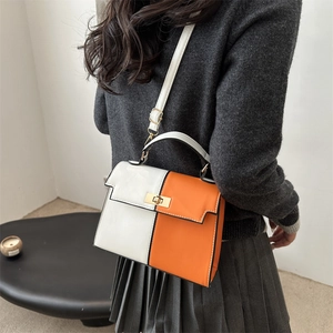 Sac Kelly élégant blanc et orange avec boucle dorée et bandoulière réglable