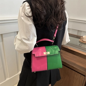 Sac à main Kelly bicolore rose et vert avec fermoir doré et bandoulière amovible