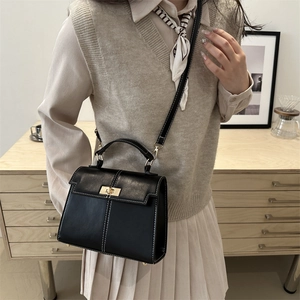 Sac à main trapèze noir classique avec surpiqûres blanches et fermoir rotatif métallique