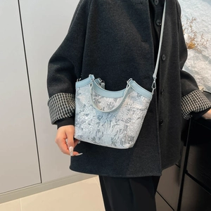 Sac seau en soie bleu clair avec broderie corail pour une tenue élégante de femme