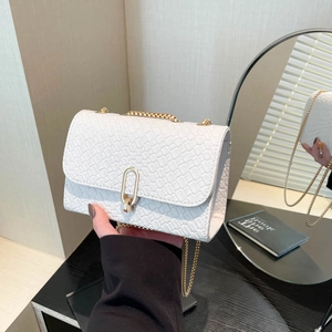 Sac bandoulière carré élégant en cuir tressé blanc avec chaîne dorée et boucle en U