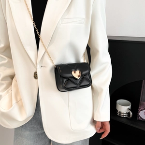 Mini sac bandoulière noir matelassé avec fermoir cœur doré et bandoulière chaîne chic