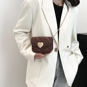 Sac bandoulière marron foncé matelassé avec fermoir cœur doré et bandoulière chaîne