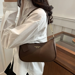 Sac sous le bras en cuir marron à grain litchi avec chaîne dorée pour femmes