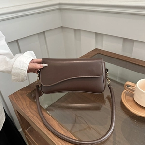 Women's Minimalist PU Leather Underarm Shoulder Bag Vintage Solid Color Wave Flap Handbag With Gold Hardware Fashion Daily Bag