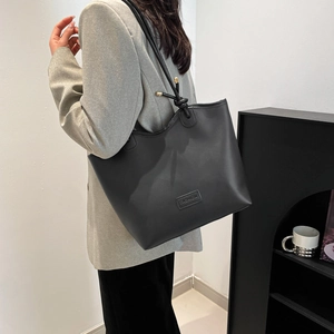 Grand sac cabas noir mat minimaliste avec anse à nœud et détails métalliques dorés