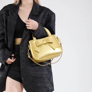 Goldene Metallic Mini-Handtasche mit großer Schleife für elegantes Crossbody-Styling am Abend