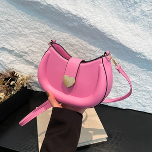 Sac à Épaule Demi-Lune Doux pour Femmes avec Boucle en Métal en Cœur Petit Sac Bandoulière en Cuir PU Mode pour Quotidien