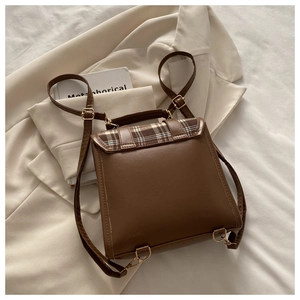Détail d'un sac à dos rétro à carreaux avec cuir PU mat et ferrures dorées élégantes