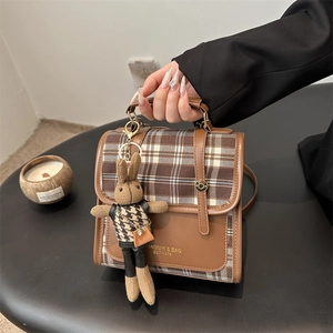 Sac à Dos Mode Rétro à Carreaux pour Femmes Style Collège Vintage Cuir PU Épissage Petit Sac à Dos de Voyage Avec Pendentif Lapin