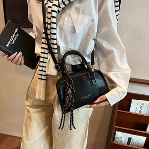 Borsa Boston vintage in pelle nera opaca con tracolla regolabile e ciondolo intrecciato