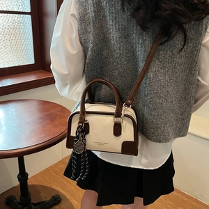Borsa Boston retrò crema e marrone con ciondolo a racchetta da tennis su modella
