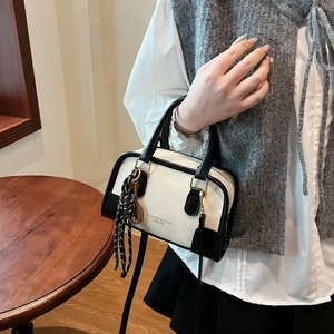 Borsa a mano Boston vintage bianca e nera con ciondolo a nodo in interni accoglienti
