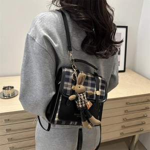Sac à dos vintage à carreaux pour femmes avec charme lapin et détails en cuir noir