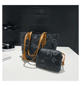 Détail du grand sac cabas et de sa pochette assortie avec imprimé lettres et finitions cuir brun