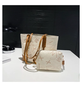Détail de l'ensemble sac cabas blanc avec lanières brunes et motif lettres vintage