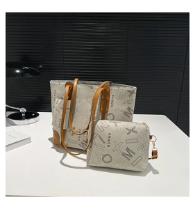 Détail de l'ensemble deux pièces avec sac cabas crème et sac bandoulière à motifs