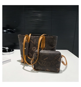 Détail d'un ensemble de sac cabas et sac à bandoulière en cuir marron avec motifs