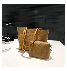 Vue détaillée de l'ensemble sac fourre-tout et pochette en similicuir marron à lettres