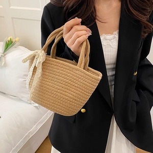 Sac fourre-tout rétro français en paille avec élégante décoration en dentelle blanche