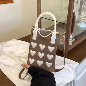 Mini bolso de punto marrón para móvil con nueve corazones blancos y correa fina