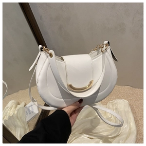 Détail du sac demi-lune blanc crème avec son fermoir en métal doré en forme de U élégant