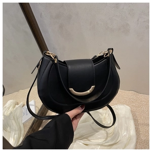 Vue détaillée du sac hobo noir en cuir lisse avec boucle métallique en demi-lune dorée