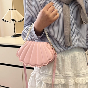 Sac bandoulière rose en forme de coquillage avec poignée perle et sangle pour femme