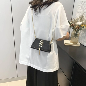 Sac bandoulière chic en cuir noir avec chaîne dorée et logo lettré pour femmes