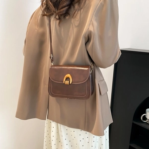 Borsa a sella chic in pelle marrone caffè con fibbia a ferro di cavallo dorata moda