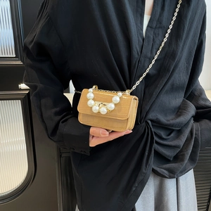 Mini sac bandoulière à motif crocodile avec poignée en perles et chaîne dorée