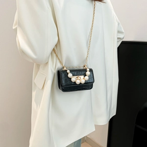 Mini sac bandoulière noir effet crocodile avec perles décoratives et chaîne dorée