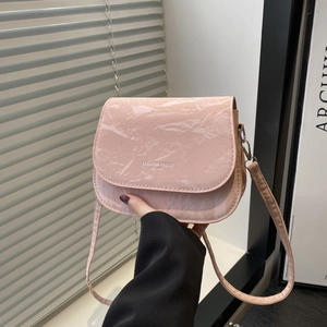 Sacoche selle rose à texture marbrée avec lettrage tendance et détails argentés