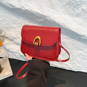 Sac bandoulière rouge rétro en cuir avec boucle fer à cheval dorée élégante