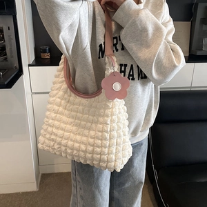 Sac fourre-tout gaufré blanc avec anses roses et pendentif fleur pour femme