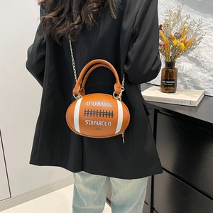 Borsa a tracolla alla moda a forma di rugby marrone con strisce bianche e catena dorata