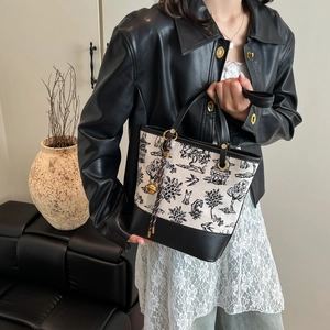 Sac seau brodé style chinois avec patchwork en cuir noir et paysages floraux