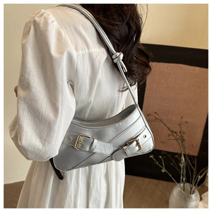Sac sous le bras argenté avec boucles métalliques décoratives et détails de bandoulière nouée