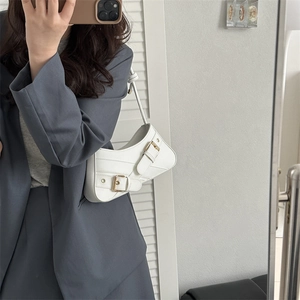 Sac croissant en cuir blanc avec boucles dorées et détails élégants de style biker Y2K