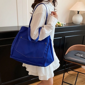 Sac fourre-tout en toile bleu Klein avec surpiqûres blanches et poche avant
