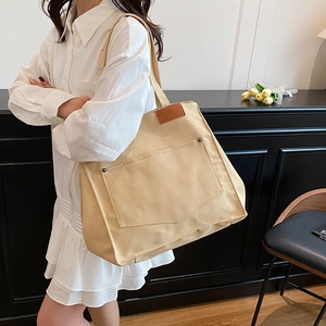 Grand sac cabas en toile beige avec poche frontale et détail cuir pour le quotidien