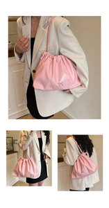 Dettaglio borsa a secchiello rosa con coulisse e decorazione a fiocco argento