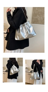 Dettaglio borsa a secchiello argento metallizzato con coulisse e logo a fiocco