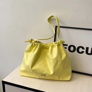 Borsa a Secchiello da Donna con Coulisse a Pieghe in Morbida Pelle PU Tote Bag Con Fiocco in Metallo Casual Versatile a Tracolla