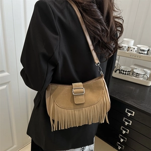 Sacoche marron en daim avec longues franges et boucle argentée pour femmes tendance