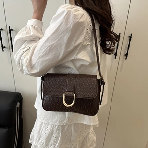 Sac bandoulière rétro motif pierre avec boucle en U dorée et bandoulière réglable