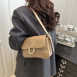 Sac bandoulière tendance en cuir tressé avec boucle dorée en U et texture pierre rétro