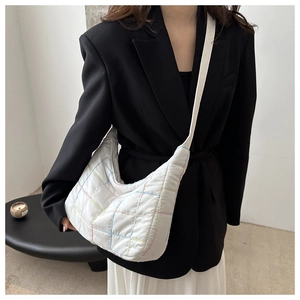 Détail du sac fourre-tout matelassé blanc avec coutures contrastées colorées